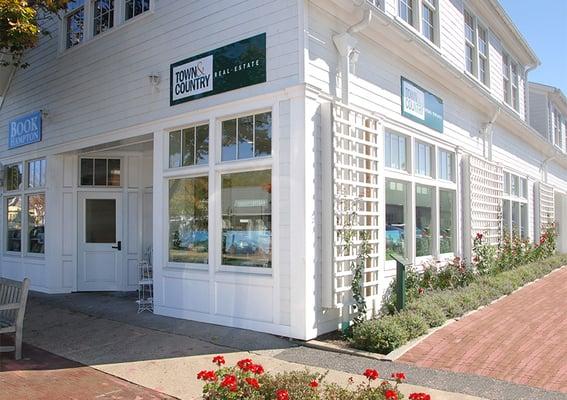 Town & Country Real Estate is located at 16 Hampton Road, Southampton.