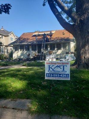 Saturday morning build in Park Ridge, Il

Call your Malarkey Certified Installers today for your FREE PROPERTY INSPECTION!!!