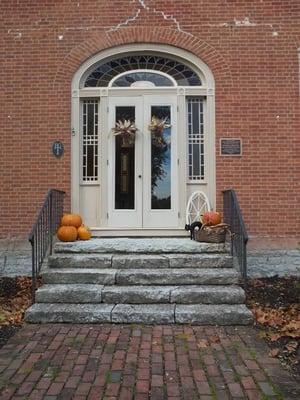 Built in 1814 by James Clark, 13th Governor of Kentucky, the house follows the simple lines of Federal style architecture.