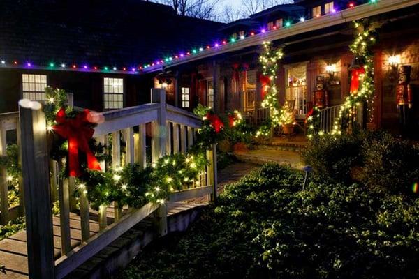 From log cabins to mansions, Christmas Decor by White Glove will fulfill your Christmas lighting installation service dreams.