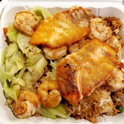 @quickwayjapanesehibachi #dinner #salmon #shrimp #shrimps #veggies #rice #cabbage #seafood #pescatarian #pescatarianlife