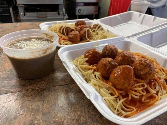 Tallarines Con Meatballs y Sopa De Lentejas