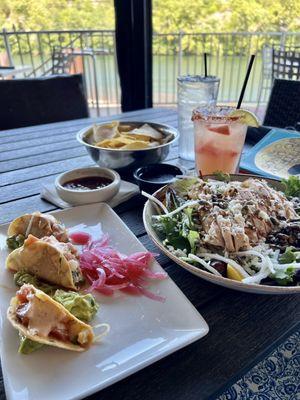 Ahi tuna tacos, Ensalada de Mango y Pollo, Tajín Watermelon Rita