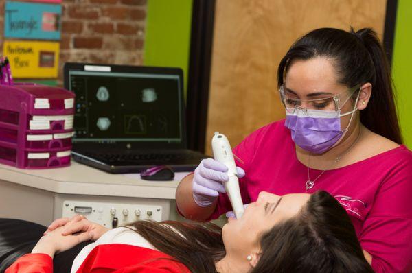 Viviana scanning images of a patient's mouth