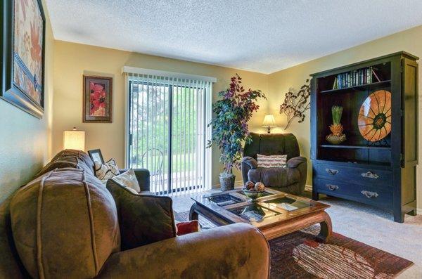 Living room area at Ridgewood apartments in Hot Springs, Arkansas.