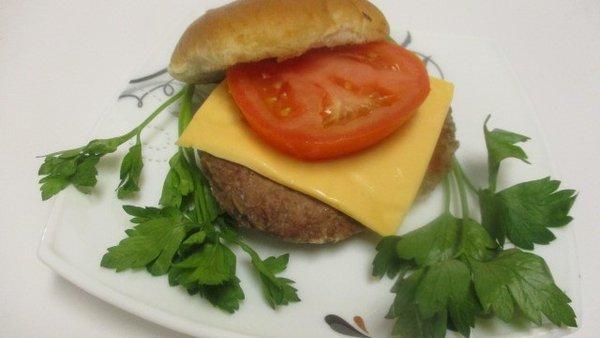 Fresh and tasty beef burger with toppings of your choice.