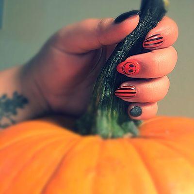 It's Halloween time! Thanks to Dee I have the best nails all year long