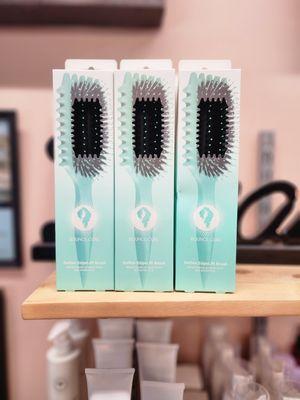 Exciting news! The Bounce Curl Define EdgeLift Brush is now available in the salon!