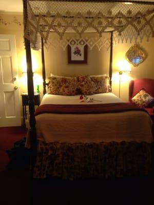 Bed in the Nathaniel Hawthorne suite