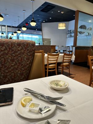 Good warm bread was served with butter pats and water with lemon slices