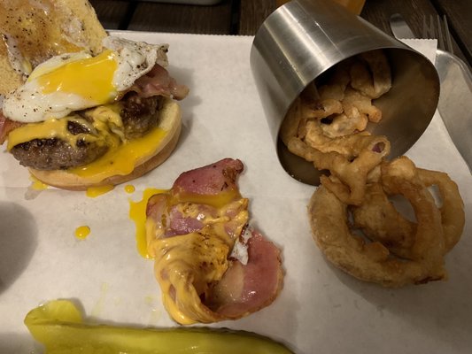 Hamburger with egg + onion straws