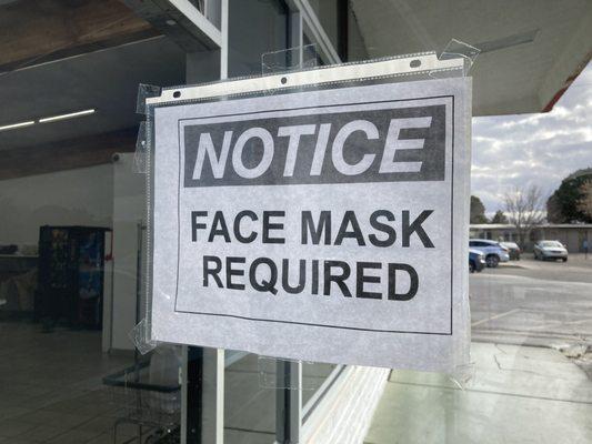 Sign/notice to wear a mask.