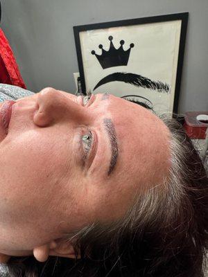 Microblading eyebrows