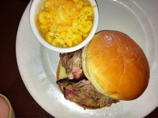 Pulled pork sandwich with mac n cheese