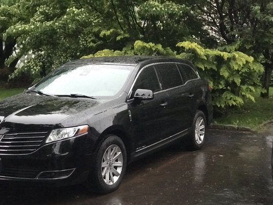 Lincoln MKT for 4 passengers, with just a bit more luggage.