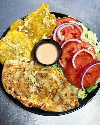 Tostones con pechuga al ajillo