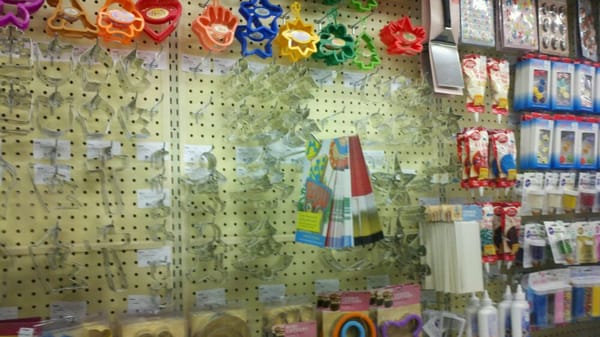 Loose & pre-packed selection of cookie cutters.