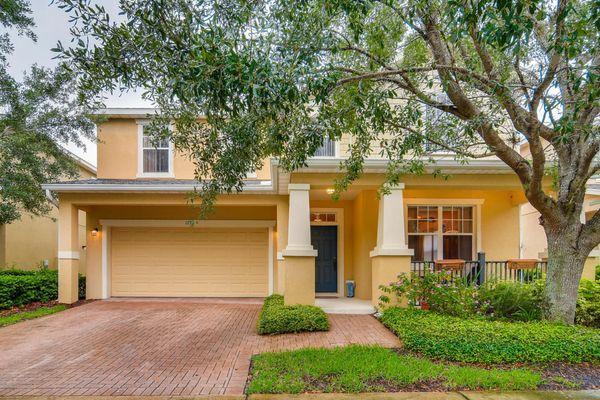 Just Listed in Casselberry! Stunning 3 bedroom home.