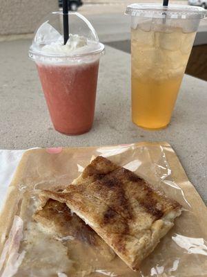 Cream cheese pastry, strawberry smoothie (kids loved it!!), flavored lemonade.  All were wonderful!