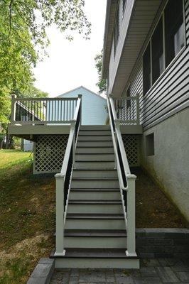 This deck project in Columbia features Trex Composite Decking.