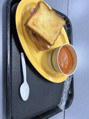 Almuerzo en walden en el westport comí allí el 25 de enero. La sopa de tomate y Queso asado y El aqua. La sopa de tomate- ¡muy rico! Mi sopa