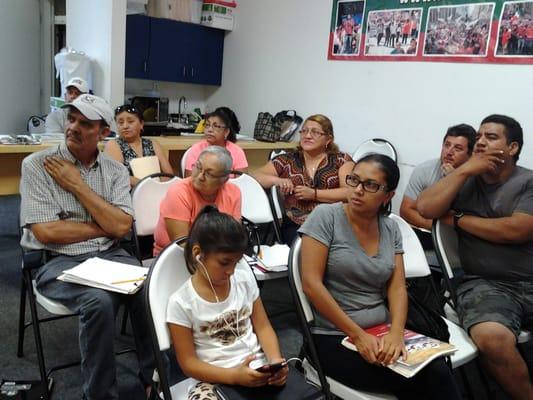 En clase escuchando a Jose contar su experiencia en la cita de su ciudadania