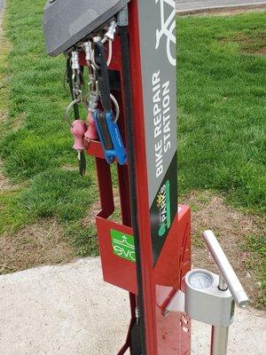 Very nice bike repair service stand.