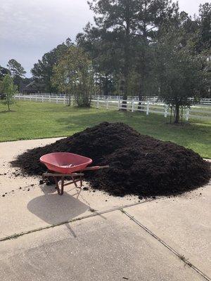 Natural brown hardwood mulch