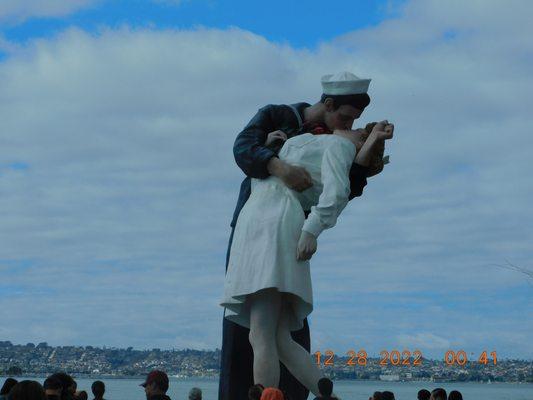 The greatest statue that has such great romantic power and the love of the memorial circle at the Seaport .