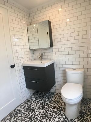 subway tiles modern bathroom, European style bathroom, tiles in whole bathroom wall, medicine cabinet storage, vintage floor tiles, black