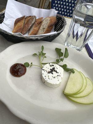 Goat cheese with fig and apple slices