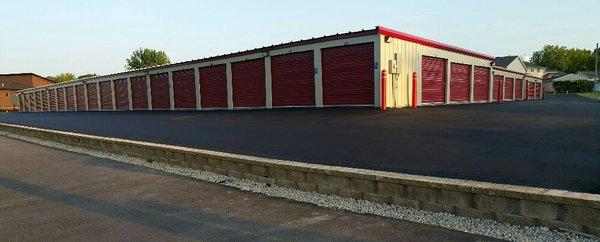 An entry and exit with a 30ft drive aisle makes for easy access for trucks and trailers.