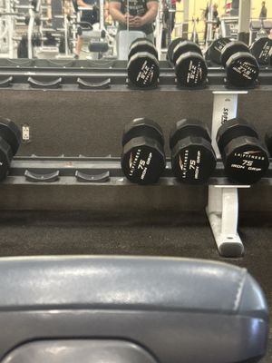 Incline bench through bisected mirror. What a dreadful set up.