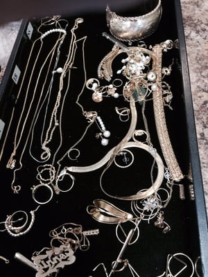 Mixed lot recently purchased for $18,000 turn in unwanted jewelry for top prices