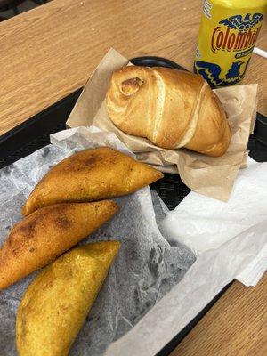 Empanadas, pan con queso y colombiana