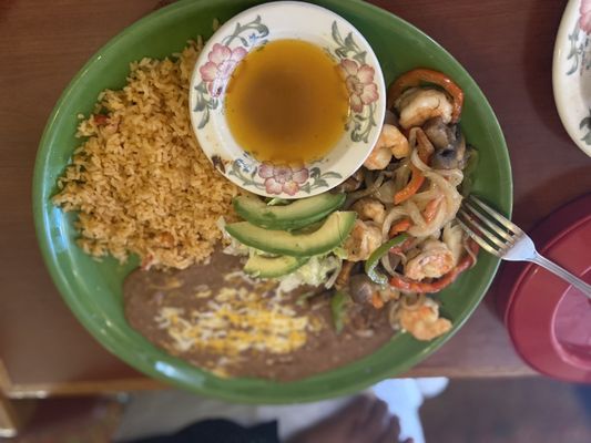 Shrimp with mushrooms and avocado.