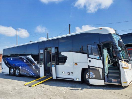 45 PASSENGER ADA BUS
(OUTSIDE)