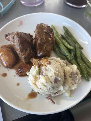 Steak and mashed potatoes