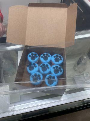 Vanilla cupcakes with blue buttercream & fondant paw print decoration