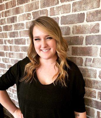 Hello! I'm Kinsey! I work as a stylist at Meraki Salon + Studio in Roscoe! I specialize in Balayage & Blonding services.