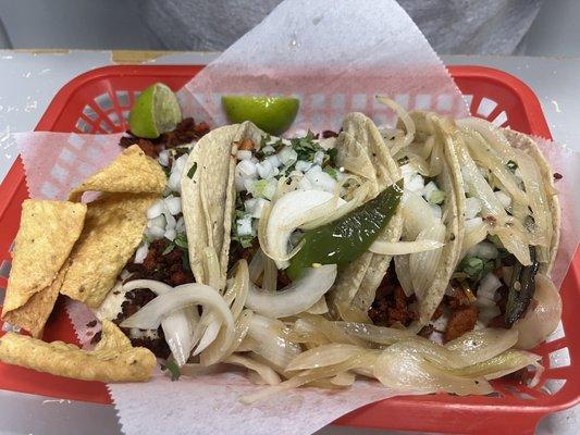 Dos tacos Al pastor y dos de chorizo.   Two Al pastor tacos, two chorizo tacos.