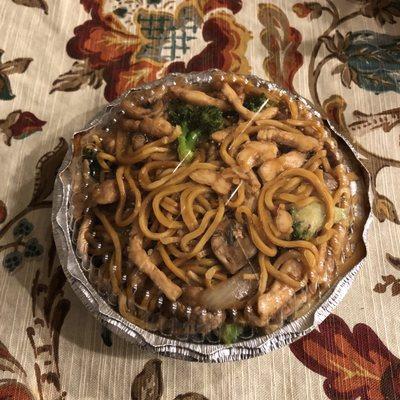 Medium chicken lo mein