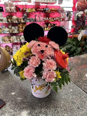 Minnie Mouse theme with a cute puppy made of fresh flower.