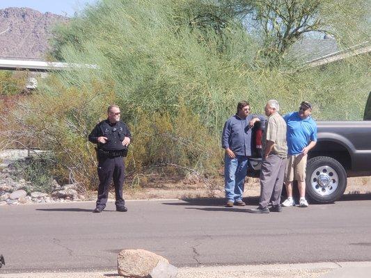 Scottsdale PD keeping peace while Abel Jimenez brings uninvited agitators to homeowners home without permission.