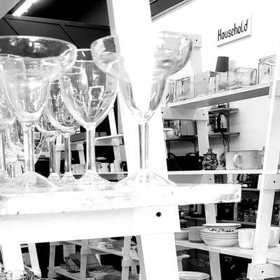 Check out our great selection of glassware and household items!
  
 Tiendas De Segunda Mano, Secondhand thrifting, goodwill!