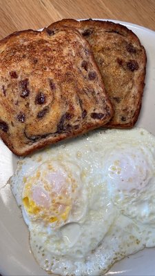 Fried eggs with raisin toast