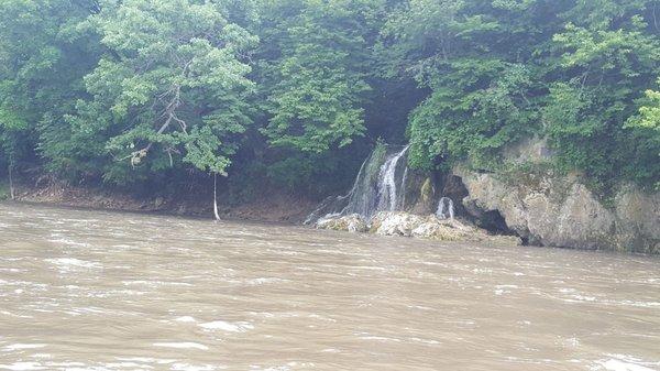 Waterfall along the 4 hour route