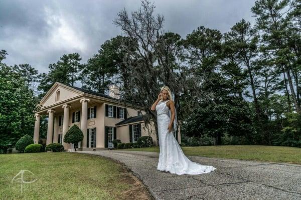 Bridals in front of a mansion