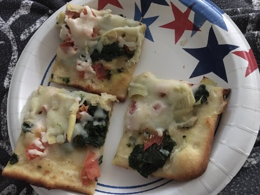 Flat bread with mozzarella, artichoke, spinach and tomatoes