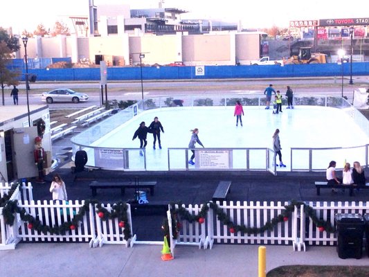 Beautiful outdoor rink setup just for holidays!